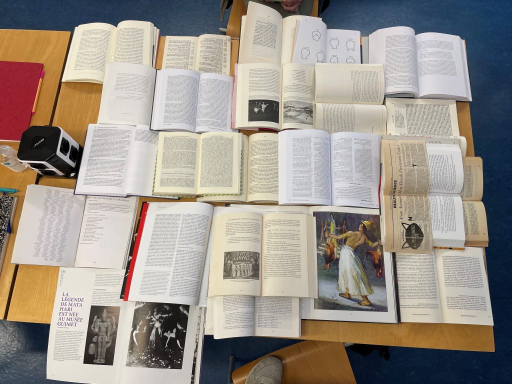 📰<a href="/pausarevista/">(Pausa.)</a> ha publicat l'article “Arranjament: entre moviments i impressions”, que explica un projecte de recerca artística desenvolupat parcialment a la biblioteca de Barcelona del Museu de les Arts Escèniques. 
Us deixem l'article👇🏼
revistapausa.cat/scores-in-the-…