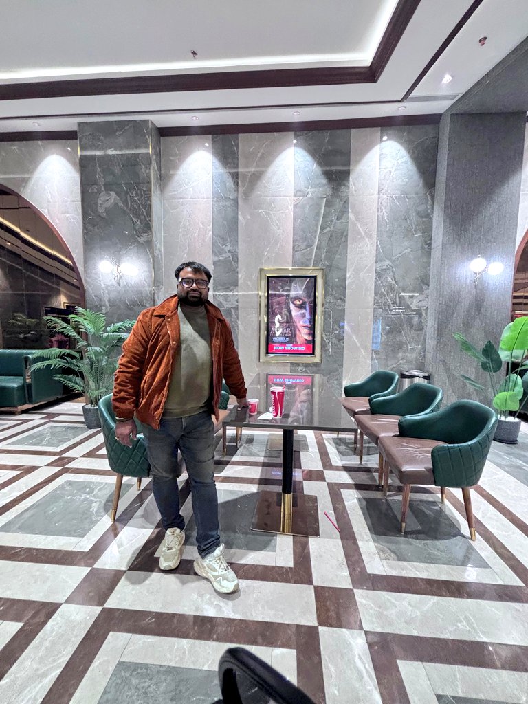 जिसे अपनी धुन मिल गई,
उसे दुनिया की तालियां नहीं चाहिए।।
