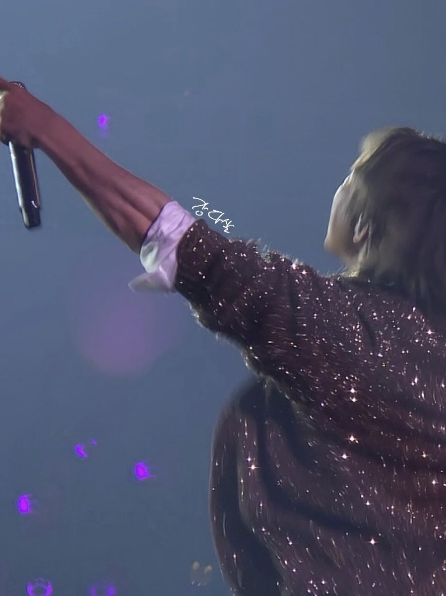 onl_youu's tweet photo. 260102 D's WAVE ENCORE - SEOUL

남자 전완근 갈라지는거 미쳤다……💪

#대성 #DAESUNG #DLITE #テソン #DsWAVEEncore https://t.co/YBeNcpshnB