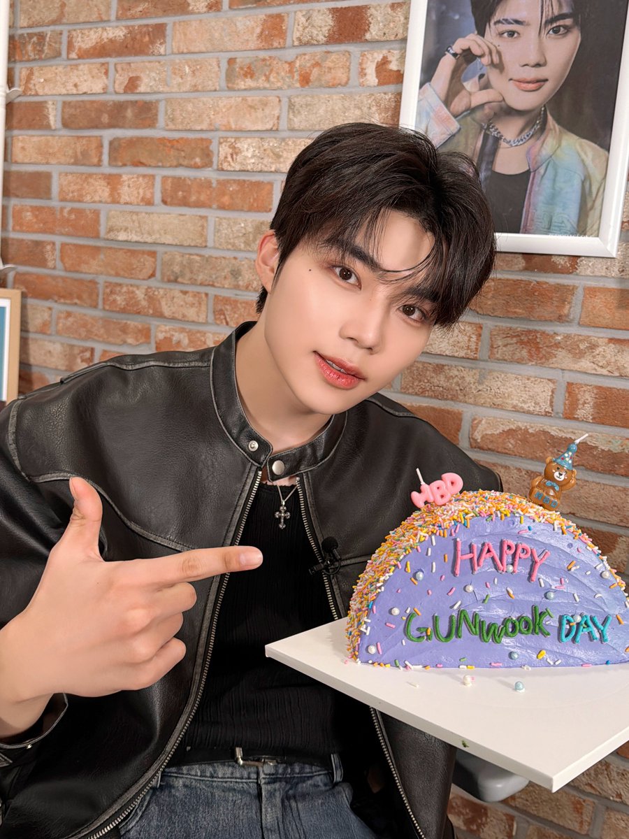 ZB1_official's tweet image. _𝗭𝗘𝗥𝗢𝗙𝗢𝗖𝗨𝗦

💜사랑하는 꼬물이와 함께하는 매일👾
미리 생일 축하해🎂

#ZEROBASEONE #ZB1 #제로베이스원
#PARKGUNWOOK #박건욱