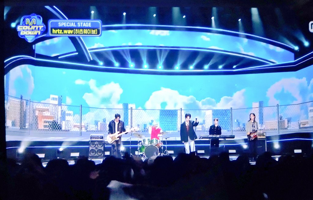 CAN YOU ALL HEAR THE FANCHANT ONSITE?!!!! 😭🎙️🎸🥁🎹🎸

A DAY WITH HEARTS WAVE
#hrtzwav_MCD1stStage
#HearTheWave_hrtzwav