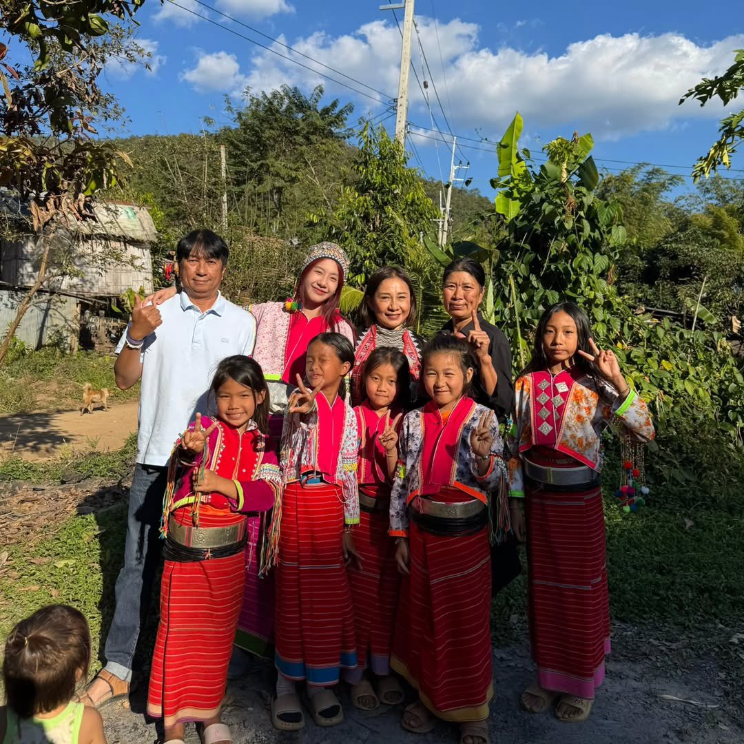 lktarnm's tweet image. อ่านจบแล้วจะร้องไห้อะ คุณแม่โจริญเล่าว่ามีเพื่อนคอยดูแลคนบนดอยนี้ ปีนี้โจริญว่างเลยชวนกันไปหา แล้วโจริญติดต่อเรื่องตั้งเสาไฟฟ้าให้เด็กๆเลยอะ เค้าใช้สิ่งที่ตัวเองมีเพื่อให้คนอื่น ชั้นเกือบครายอิ้งจริงๆ เพราะเคยขึ้นดอยไปช่วยปรับปรุงโรงเรียน เป็นคุณครูให้เด็กๆมาเหมือนกัน…