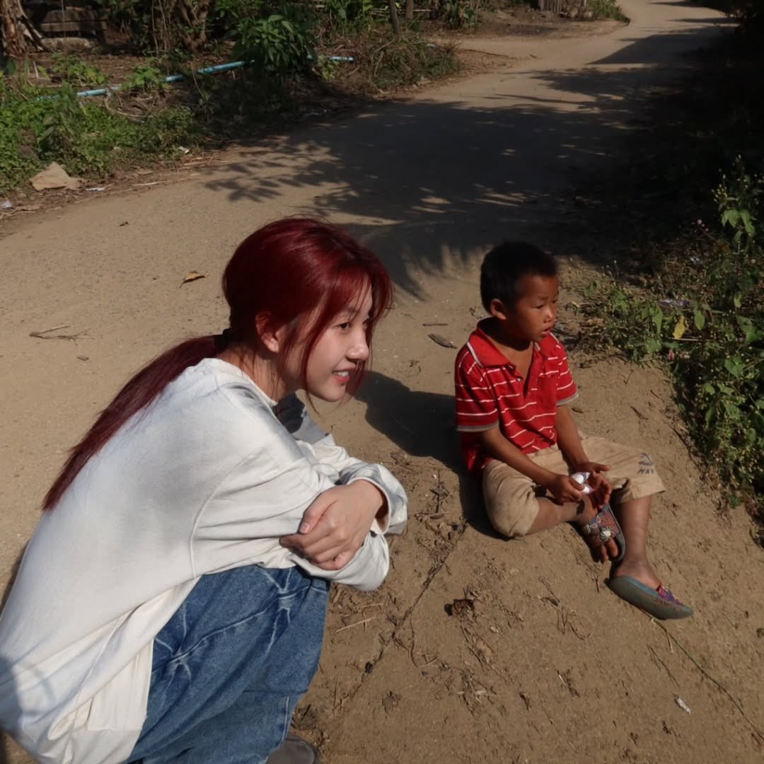 lktarnm's tweet image. อ่านจบแล้วจะร้องไห้อะ คุณแม่โจริญเล่าว่ามีเพื่อนคอยดูแลคนบนดอยนี้ ปีนี้โจริญว่างเลยชวนกันไปหา แล้วโจริญติดต่อเรื่องตั้งเสาไฟฟ้าให้เด็กๆเลยอะ เค้าใช้สิ่งที่ตัวเองมีเพื่อให้คนอื่น ชั้นเกือบครายอิ้งจริงๆ เพราะเคยขึ้นดอยไปช่วยปรับปรุงโรงเรียน เป็นคุณครูให้เด็กๆมาเหมือนกัน…