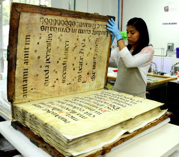 Livres étranges et insolites ! Un Coran rédigé avec du sang humain, des ouvrages en bois, un « Wikipédia » en 7473 volumes, des livres mystérieux cachés au château de Prague, et des livres pouvant dépasser la taille humaine !
bibliophileheurtebise.com/2026/01/livres…