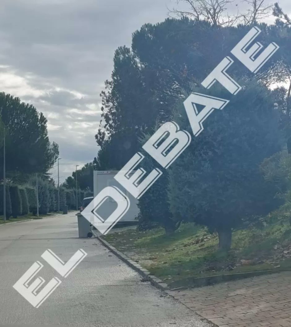 !ANA ROSA QUINTANA MIENTE!

-Zapatero tiene derecho a escolta como cualquier expresidente del Gobierno según el RD 405/1992
-Zapatero no solicitó una mierda el día 3; eso lo decide el Mtrio de INTERIOR
-La única prueba que presenta <a href="/eldebate_com/">El Debate</a> es la foto de un cubo de basura