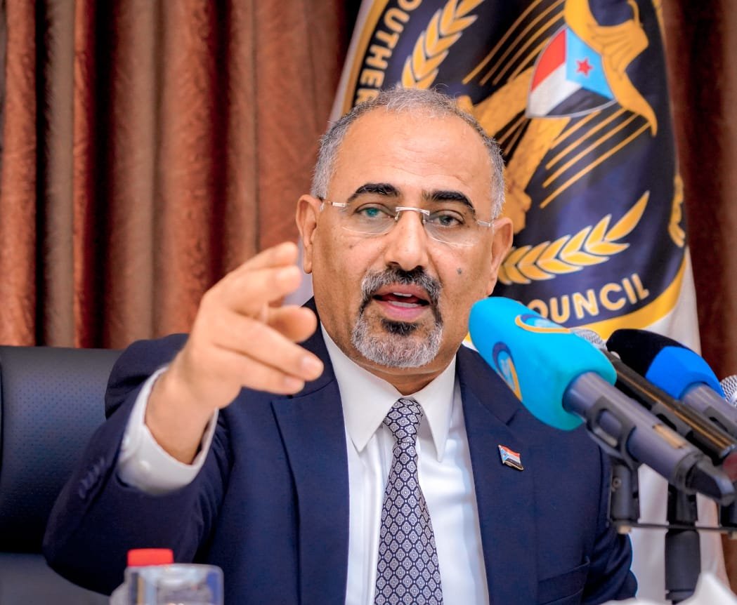 الهروب هو مغادرة الأرض عند الخطر.
أما عيدروس الزُبيدي، فبعد القصف السعودي المباشر لموكبه، بقي في عدن بين رجاله وشعبه، متحملًا المسؤولية.
هذا تعريف القيادة، لا كما يُروَّج زورًا.