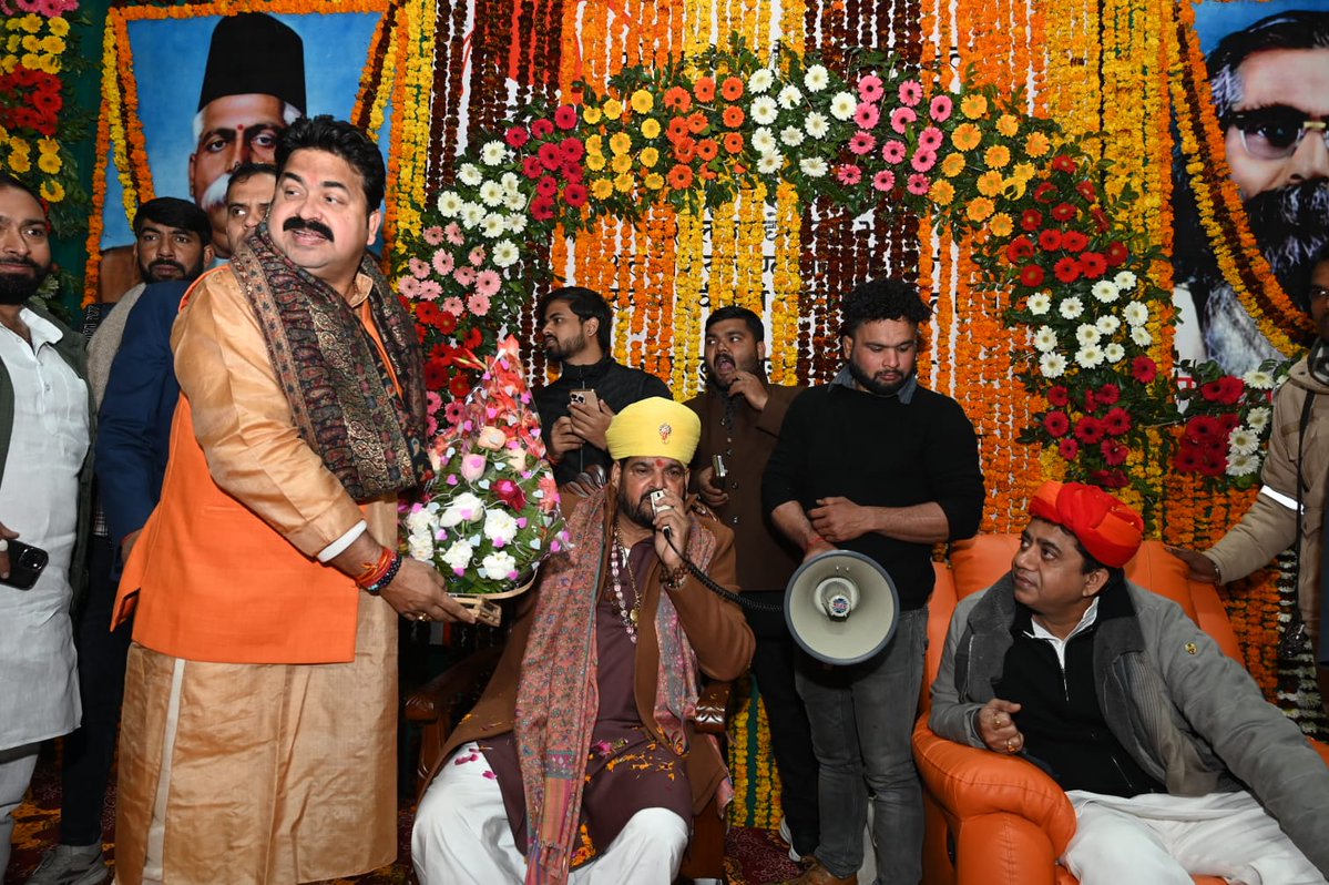 GujuShukala's tweet photo. अयोध्या महोत्सव का चौथा दिन निश्चित रूप से एक भावपूर्ण आध्यात्मिक क्षण बन गया। जन्मदिवस पर राष्ट्रकथा का आयोजन भक्ति का भाव जगा रहा था।! #HappyBirthdayNetaji https://t.co/XXqjHJUFvj