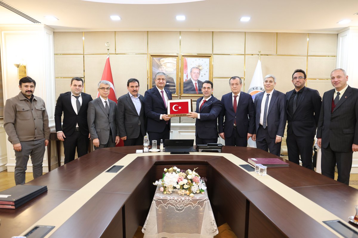 Genel Başkan Yardımcımız 
D. Cenk Davulcu  

Karabük İl Başkanımız Yılmaz Çelen ve Yönetim Kurulu   

Karabük Valisi  
Mustafa Yavuz ile    

Karabük İl Özel İdaresi ve KARÇEV'de Çalışan Memurlarımızı Kapsayan Sosyal Denge Sözleşmesini İmzaladı  Çalışanlarımız ve Aileleri İçin