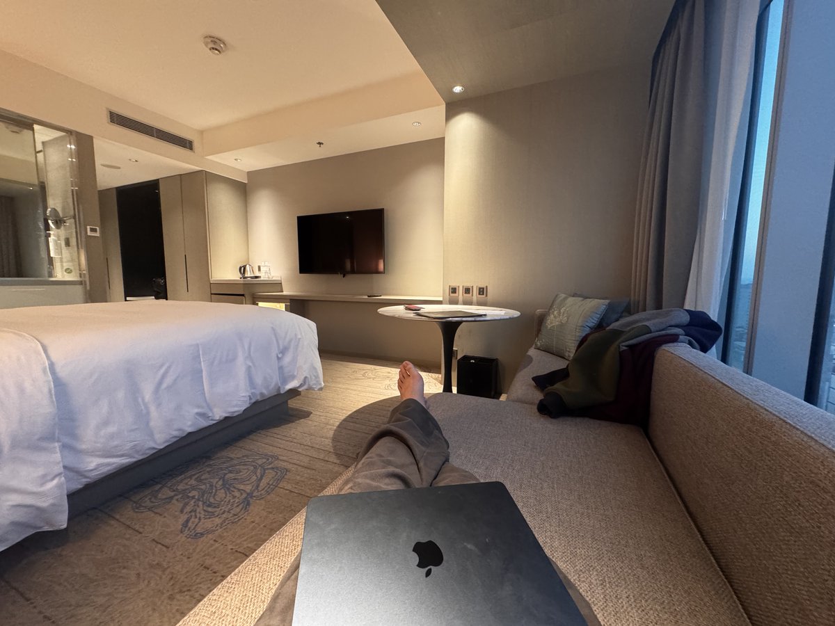 台湾（台北）に3日ほど滞在した。 「若者がいなくなった将来の日本」というのが僕の中での感想。街並みや物価は日本に限りなく近い。  ただただ活気がない街。文明の遺産感をとても感じる。 明日のチェックアウトは16:00。午前に打ち合わせで、午後はラウンジで仕事して ...