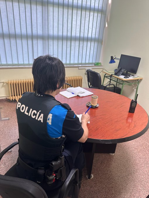PoliciaMV's tweet image. 👩‍🏫🤝 La confianza es fundamental

Nuestros agentes tutores trabajan en los colegios, apoyando a alumnos, padres y profesores, para que sepan que siempre pueden contar con nosotros ante cualquier situación

#SeguridadEscolar  
#AgenteTutor
