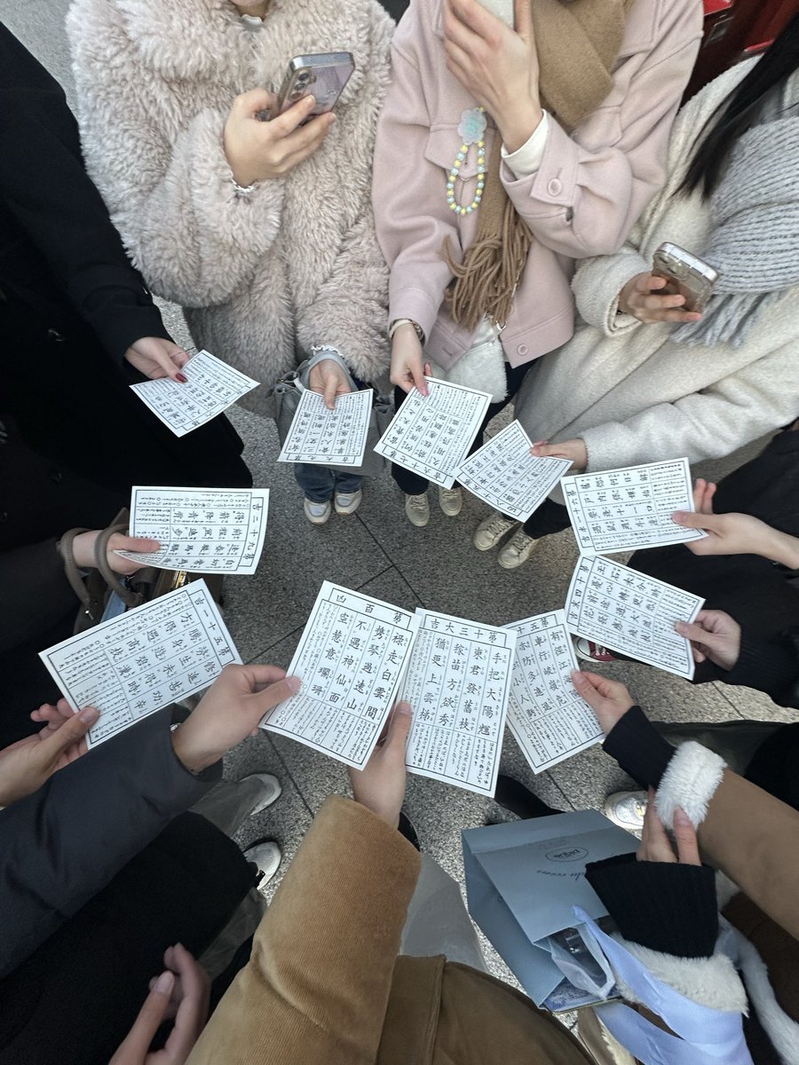こんばんは！中村理ゼミ11期です！🫡
先日1月イベントとして浅草寺で初詣をしてきました！！🎍
夕飯には浅草らしいもんじゃをわいわいと食べました！🍽️🍖