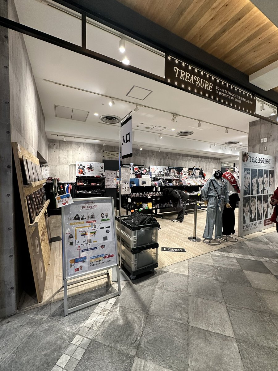 BBKSHOP_PH's tweet photo. Hello! I’m here at TREASURE’s POP UP STORE in JAPAN~ baka may papasabay

ETA: JANUARY 18 https://t.co/7j9G080unt