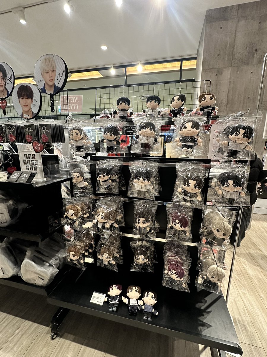 BBKSHOP_PH's tweet photo. Hello! I’m here at TREASURE’s POP UP STORE in JAPAN~ baka may papasabay

ETA: JANUARY 18 https://t.co/7j9G080unt