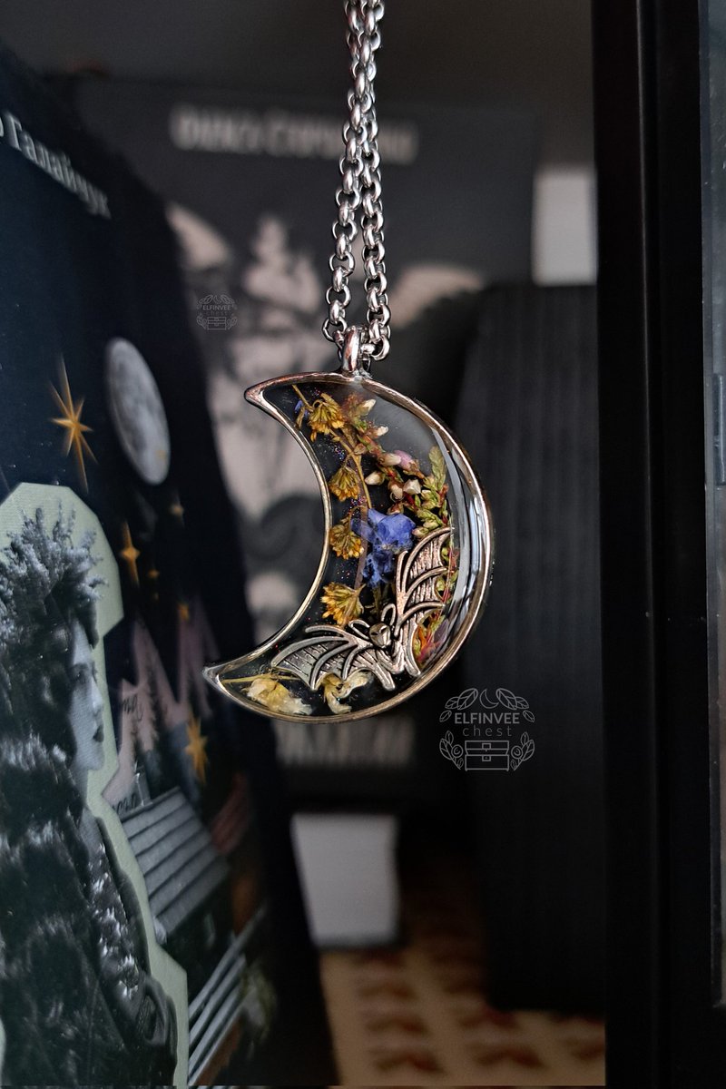 elfinvee's tweet image. 1/2 Пан Себастян долучається допоміжною банкою на приколи для Кракенів🐾✨

Донати кратні ✨37грн✨ беруть участь у розіграші підвіскі зі справжніми квітами (полин, незабудка, верес, буркун) і неспражнім ликом у смолі 🌙✨

send.monobank.ua/jar/2Sma2MGBnF