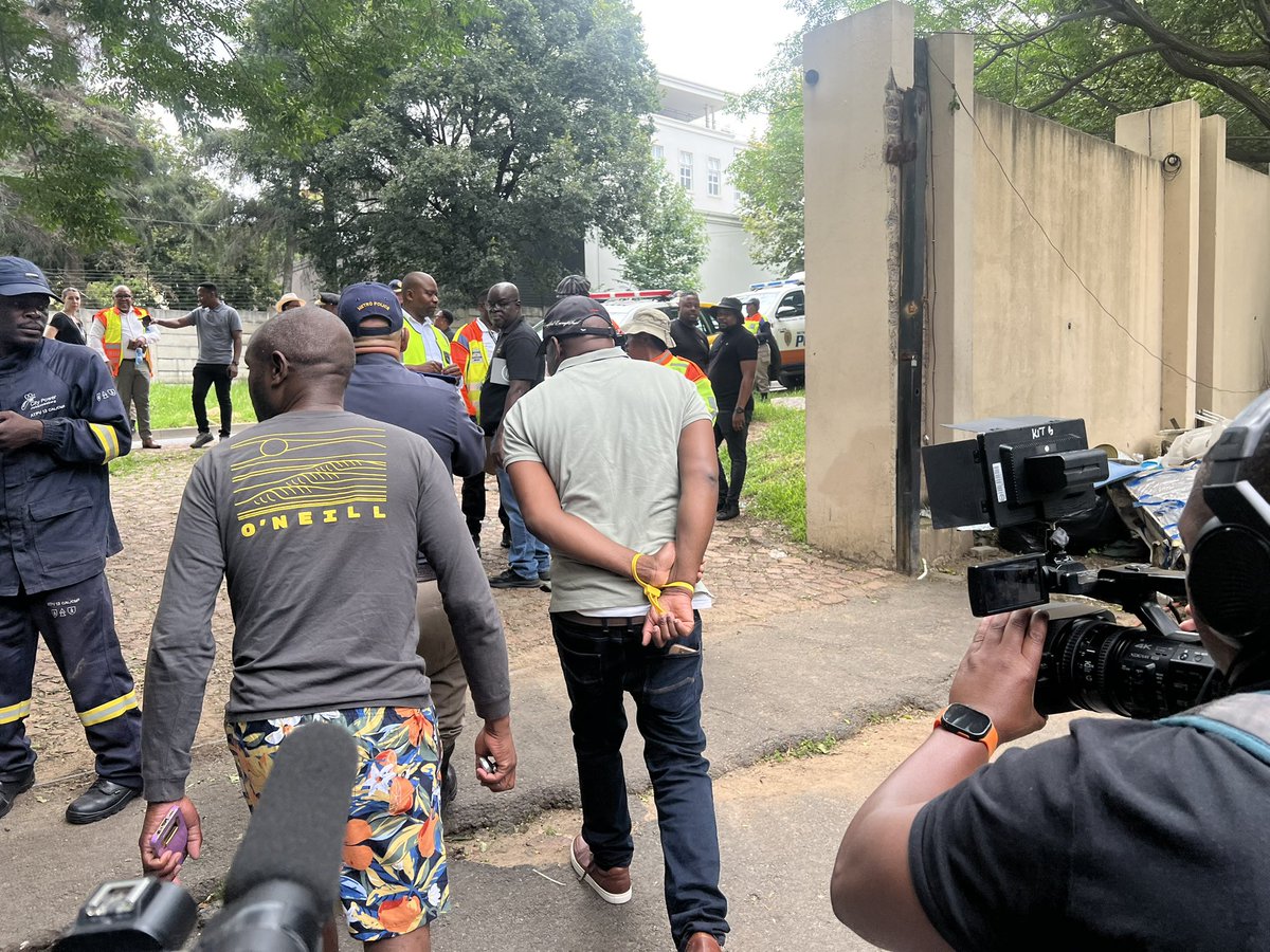 PublicSafetyMMC's tweet image. ♦️BREAKING NEWS♦️

The suspect known as Lawrence, responsible for the hijacking of a property on Grosvenor Road, Bryanston, has been arrested.

This arrest represents a decisive enforcement outcome and reinforces the City’s zero-tolerance stance on property hijacking. Lawlessness…
