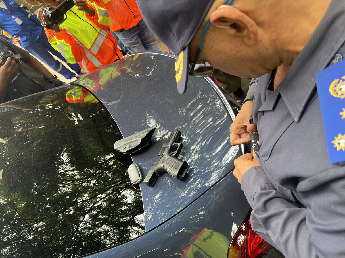 PublicSafetyMMC's tweet image. ♦️BREAKING NEWS♦️

The suspect known as Lawrence, responsible for the hijacking of a property on Grosvenor Road, Bryanston, has been arrested.

This arrest represents a decisive enforcement outcome and reinforces the City’s zero-tolerance stance on property hijacking. Lawlessness…