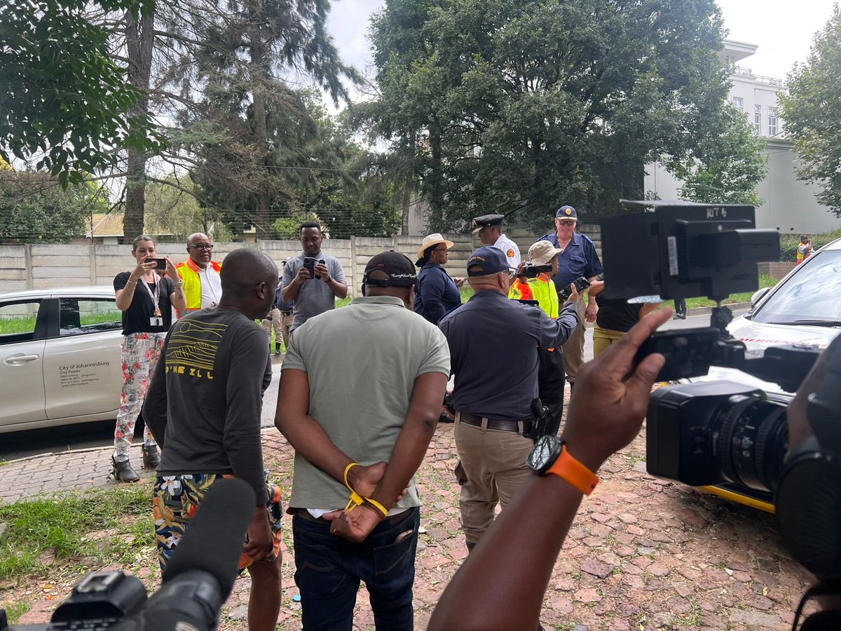 KayaNews's tweet image. BREAKING NEWS: Johannesburg Metro Police officials have arrested one person responsible for the hijacking of a property on Grosvenor Road, Bryanston.

The man known as Lawrence Ramalwa has been leasing makeshift wooden huts and Wendy houses to tenants at the abandoned house since…