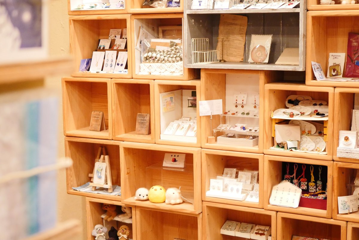 LUPOPOカフェ様(<a href="/Lupopo_cafe/">*LUPOPO cafe&gallery* 三軒茶屋の糖質オフのケーキ専門カフェとハンドメイドのお店</a>)に、小さなレース編みのピアス・イヤリングを納品いたしました🧵

ゆらゆら揺れる、サクラの耳飾りをお送りしました🌸

桜の季節が待ち遠しいですね✨️

お店にお越しの際は、是非お手に取ってご覧くださいませ😊

#LUPOPO作家 #東京 #三軒茶屋 #ミシン糸を編んでいます