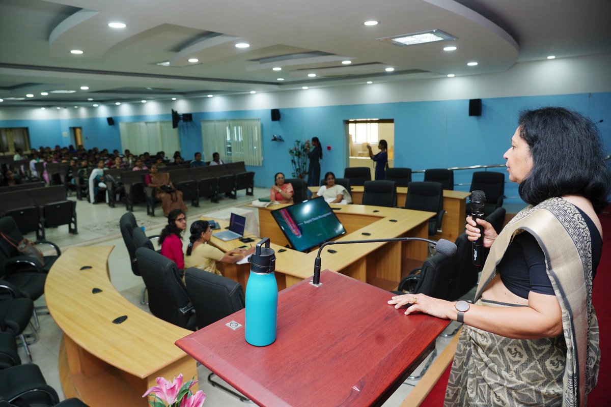 Avinashi641043's tweet image. 🚚🤖 Guest lecture on Smart Retail &amp;amp; Supply Chains highlighted how AI, data, and analytics power platforms like Blinkit &amp;amp; Flipkart—from orders to last-mile delivery. 

#SmartRetail #AIinSupplyChain #Logistics #AvinashilingamInstitute #Avinashilingamuniversity