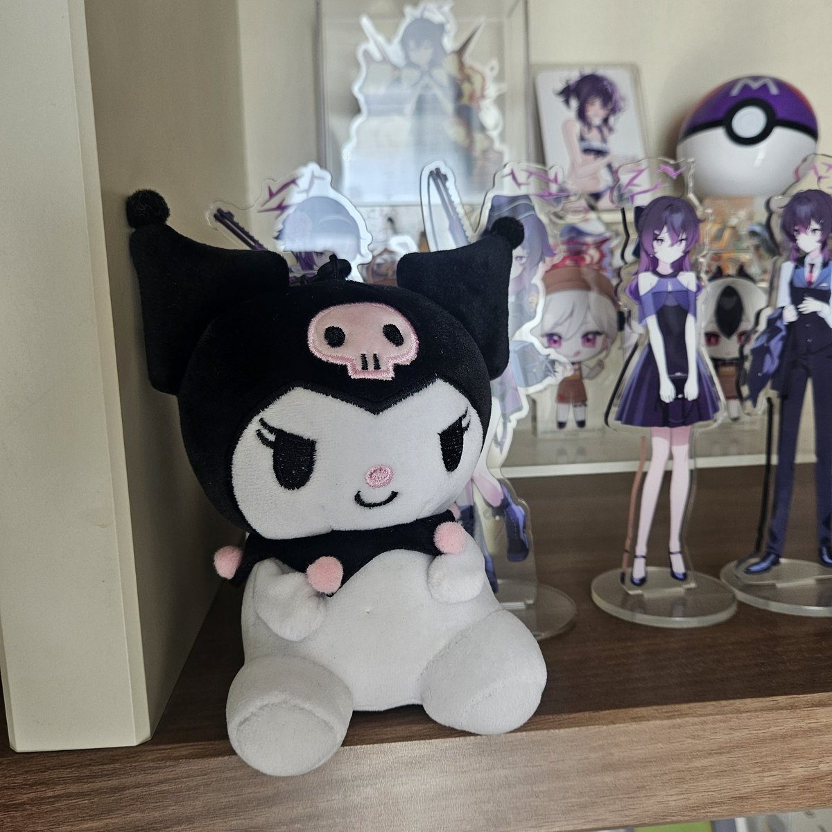 다이소 구경하다가 혼자 덩그러니 있는게 외로워보여서 데려왔어