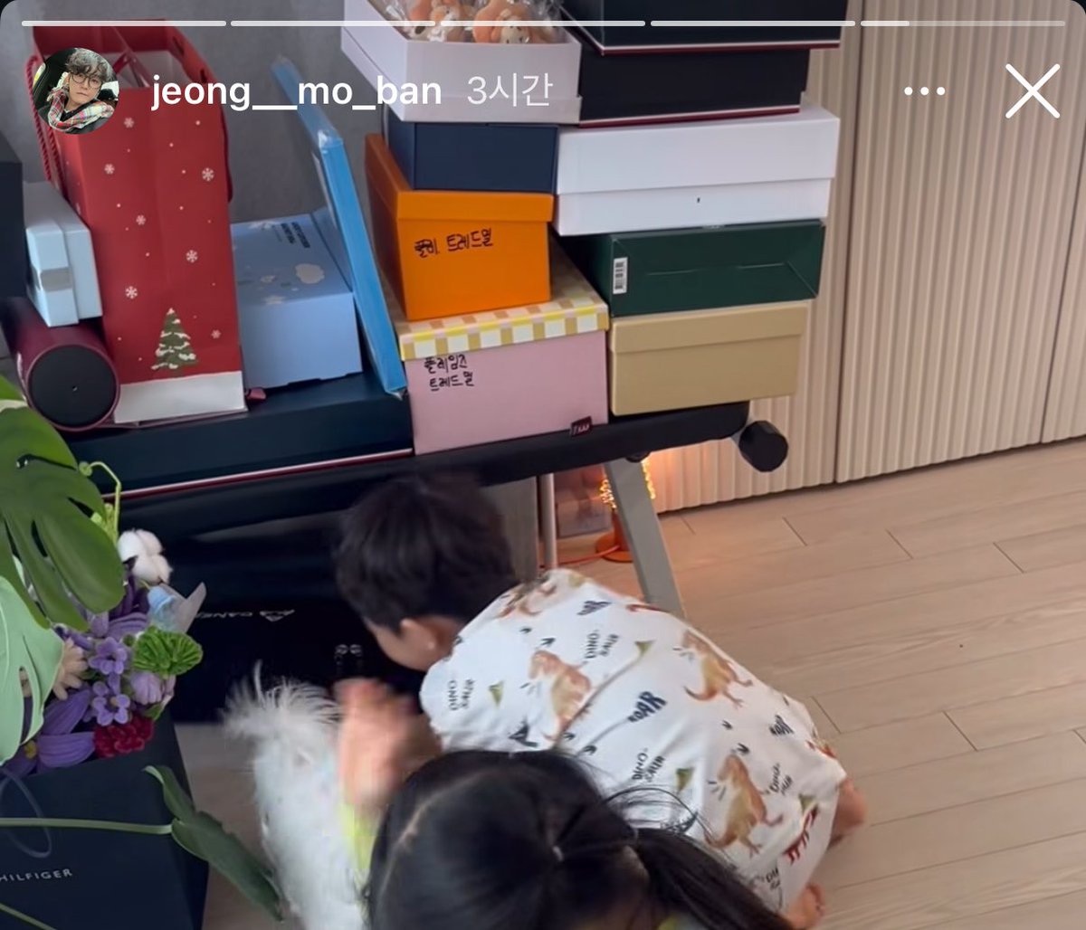 정모 삼촌 
왜 운동기구 사놓고 편지상자받침대로 써요
나도 실내자전거 빨랫대로쓰긴해