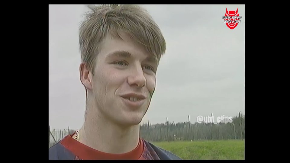 utd_clips's tweet photo. Silverware looming over the horizon in the latest 1995/96 'Manchester United On Video' upload! 
🟥⬜️⬛️
Features:
- David Beckham Training Secrets
- Mr &amp; Mrs with The Neville Brothers
- Roy Keane Interview
@WeAreTheOverlap @90sfootball @Cantona_Collars 
https://t.co/nICbF2T7Z5 https://t.co/R3Um5dAhlq