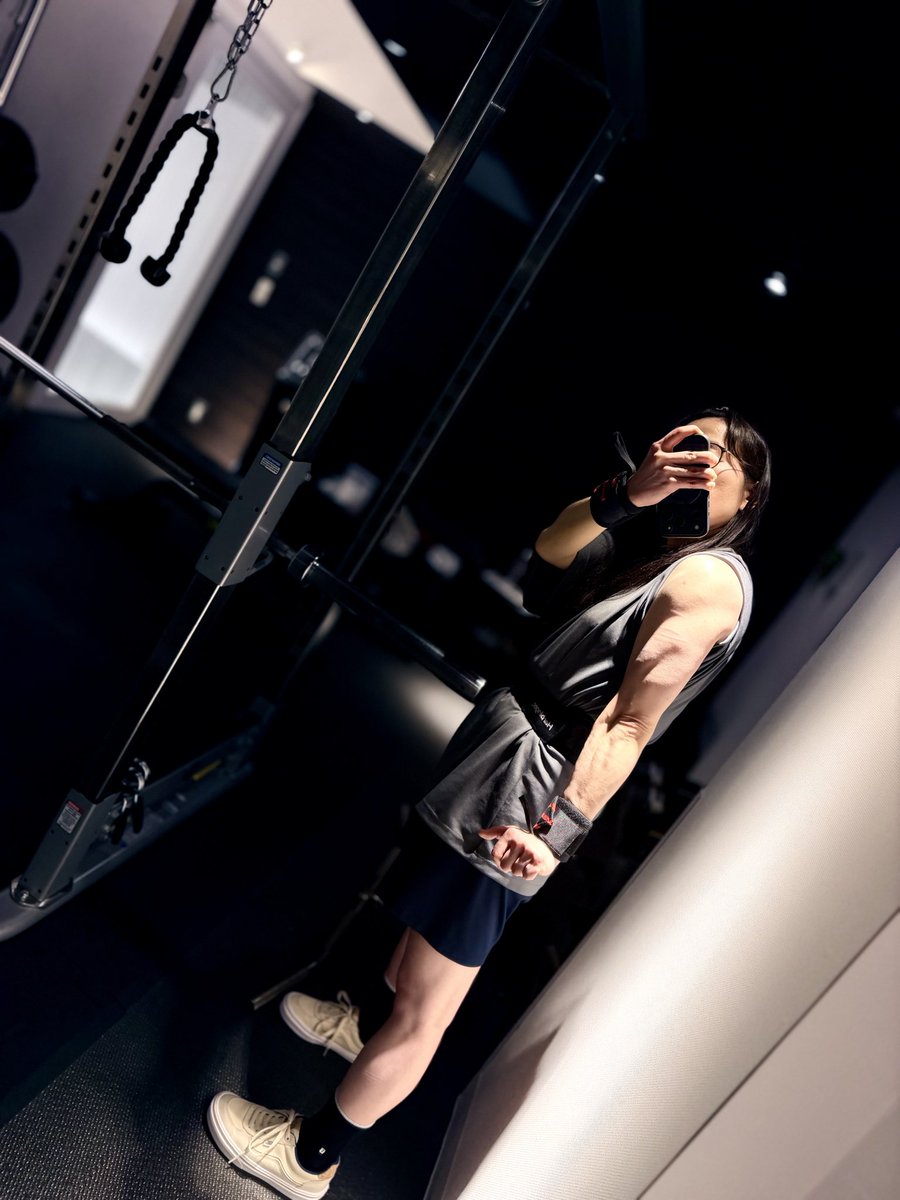 肩の日💪パワーラックのセット含めて40分で5種目15セットさくさくっとやった！写真撮ったらちょっと光ってる気がする✨肩が笑