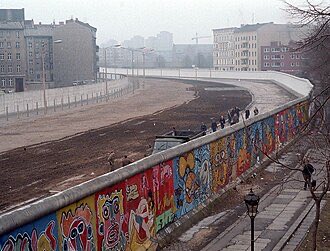 siegfriedkjs's tweet photo. can we all agree the brat wall had more cultural impact than the berlin wall? https://t.co/9n66vQ66UG