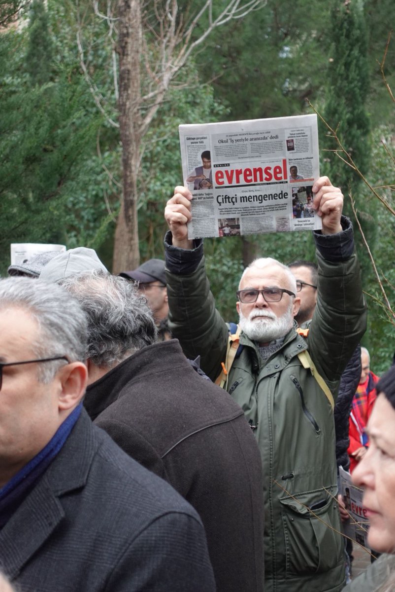 🎗️30 yıl geçti, kalemi yere düşmedi

Gözaltında öldürülen <a href="/evrenselgzt/">Evrensel Gazetesi</a> muhabiri #MetinGöktepe mezarı başında anıldı.

Ailesi, sevenleri, arkadaşları ve meslektaşları Göktepe'yi unutmadı. 

Genel Başkanımız Gökhan Durmuş, "İnanıyoruz ki bir gün burada, ülkemize basın ve ifade