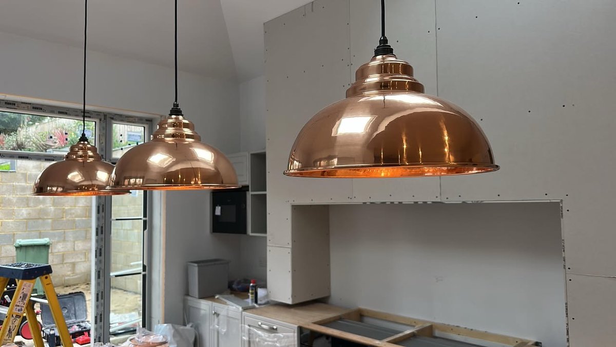 Little throwback to November ⏮️
Kitchen island feature lights installed, we loved these lights  💡
As part of a kitchen renovation we completed before Christmas  

#eastbourne #electrician #lighting #featurelighting #electricalcontractor #homereno #kitchenlighting