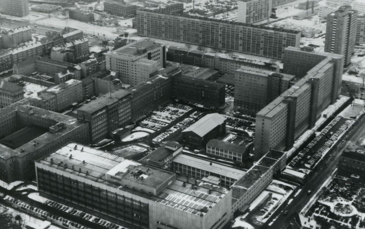 StasiArchiv's tweet image. Aktionstag in der eh. #Stasi-Zentrale: Am 15.1.26 erinnern wir mit Führungen, Filmen, einer Lesung und weiteren Angeboten an die Besetzung der Stasi-Zentrale in Bln-Lichtenberg am 15.1.1990. Der Eintritt ist frei. Alle Infos gibt es auf unserer Website. 👇
bundesarchiv.de/themen-entdeck…