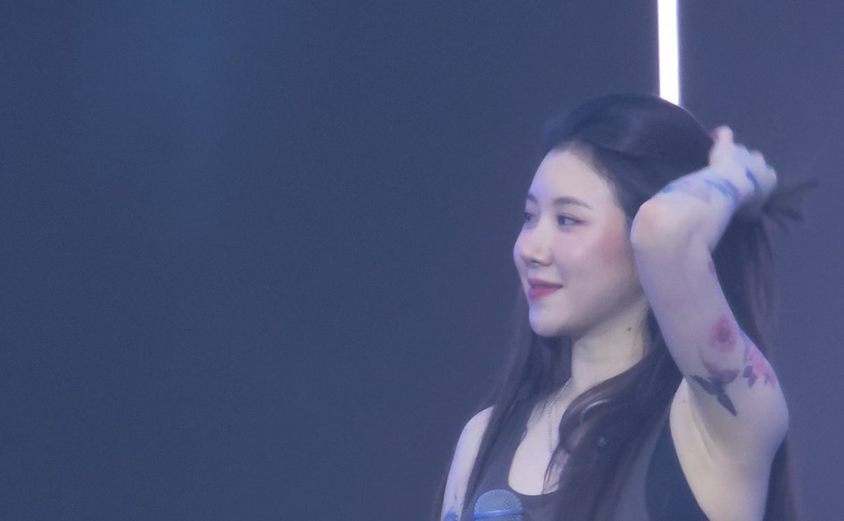 (희망사항입니다)
이번 아팝페 밤에 야외에서 미러 해주면 좋겠다….
상상만해도 너무 신나버림
0415>홈스윗홈>미러 🥹