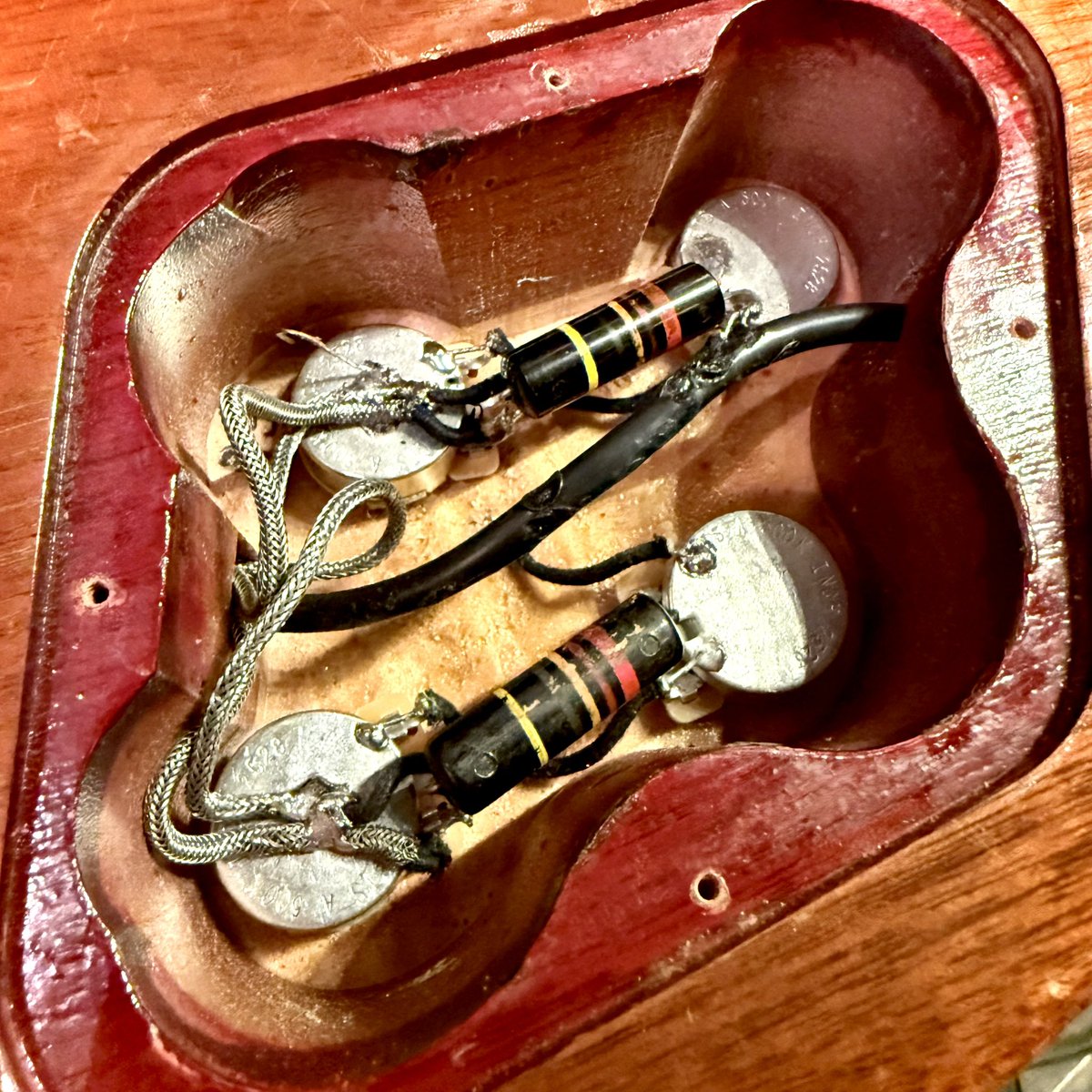nagase66's tweet photo. I replaced the capacitor.
From a 1960s  #BlackBeauty to a 1950s #Bumblebee.

#gibson #lespaul #ギブソン #レスポール https://t.co/vvbRUqSfrm