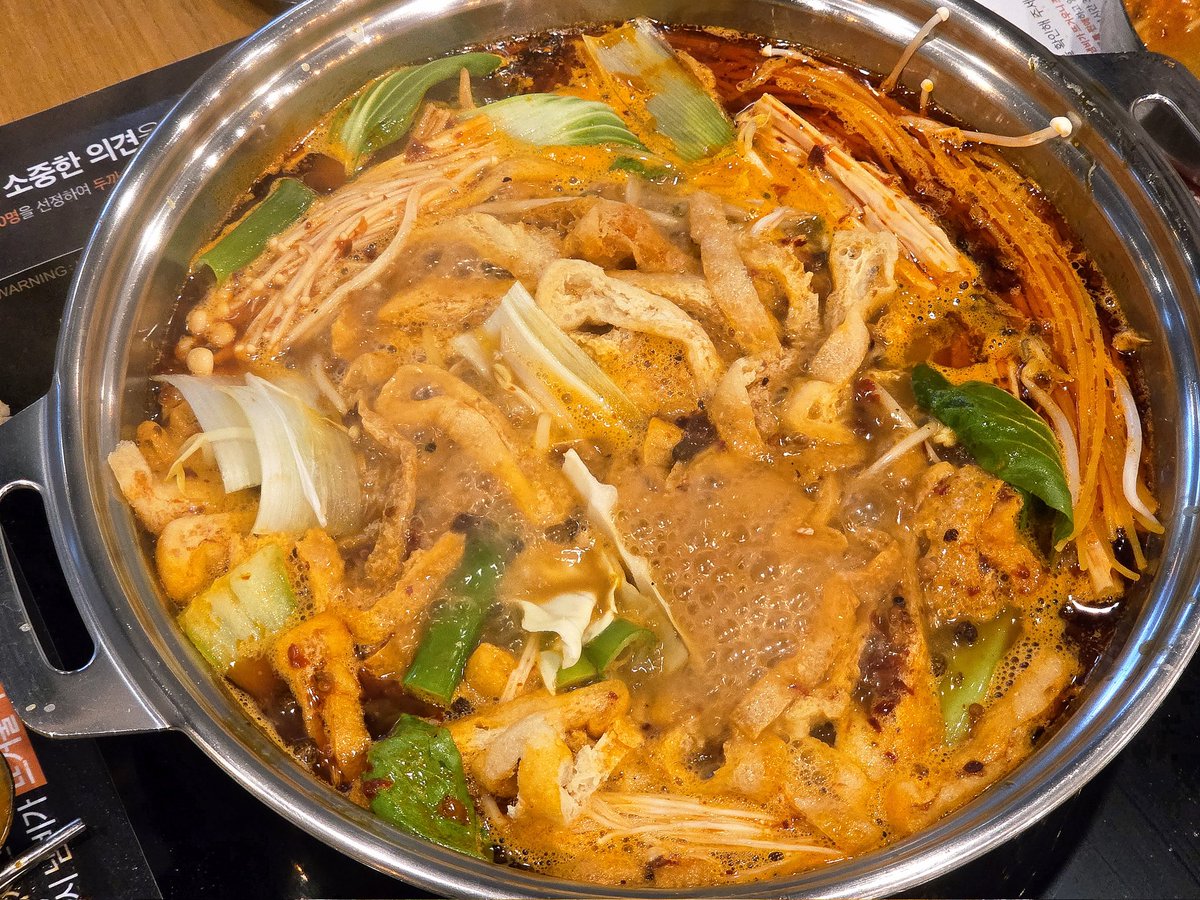 #광고 #rt이벤트
rt추첨 5분께 두끼 2인식사권을 보내드려요!

요즘 핫한 두끼 겨울한정 훠궈!!
📝김채옹이님 레시피 보고 다녀왔어요

🍅토마토훠궈 먹다가 🌽옥수수 온면 해먹구
🥜찍먹소스 찍어서 탄탄면처럼도 먹고
마무리로 마라훠궈 먹어주면 두끼 훠궈 정복 완료🫶

⬇️ 자세한 레시피는 타래로