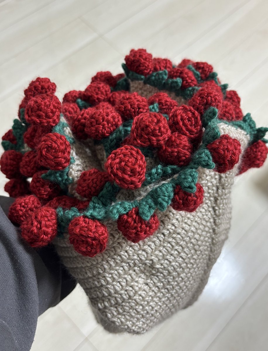 昨日ついに花束ブランケット完成した！！1段目から目数を間違えており、途中で修正しようとしたら円形じゃなくてフリルみたいに生地が余ってますがとりあえず完成まで行けてよかった！花束っていうかクレープ感