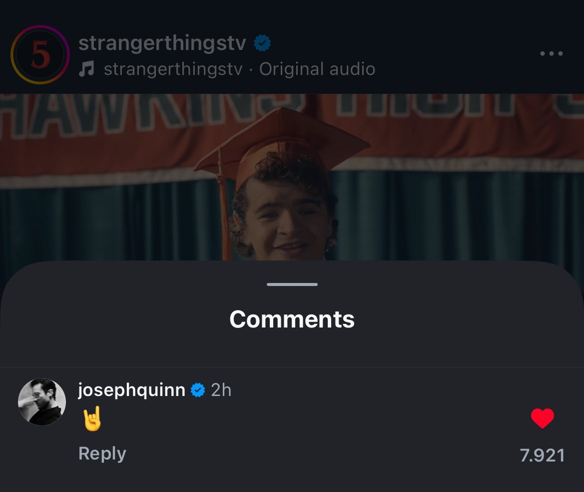 #NoticiaSeriéfila El legendario Joseph Quinn reaccionando al discurso de Dustin en el epílogo de #StrangerThings5 🥹