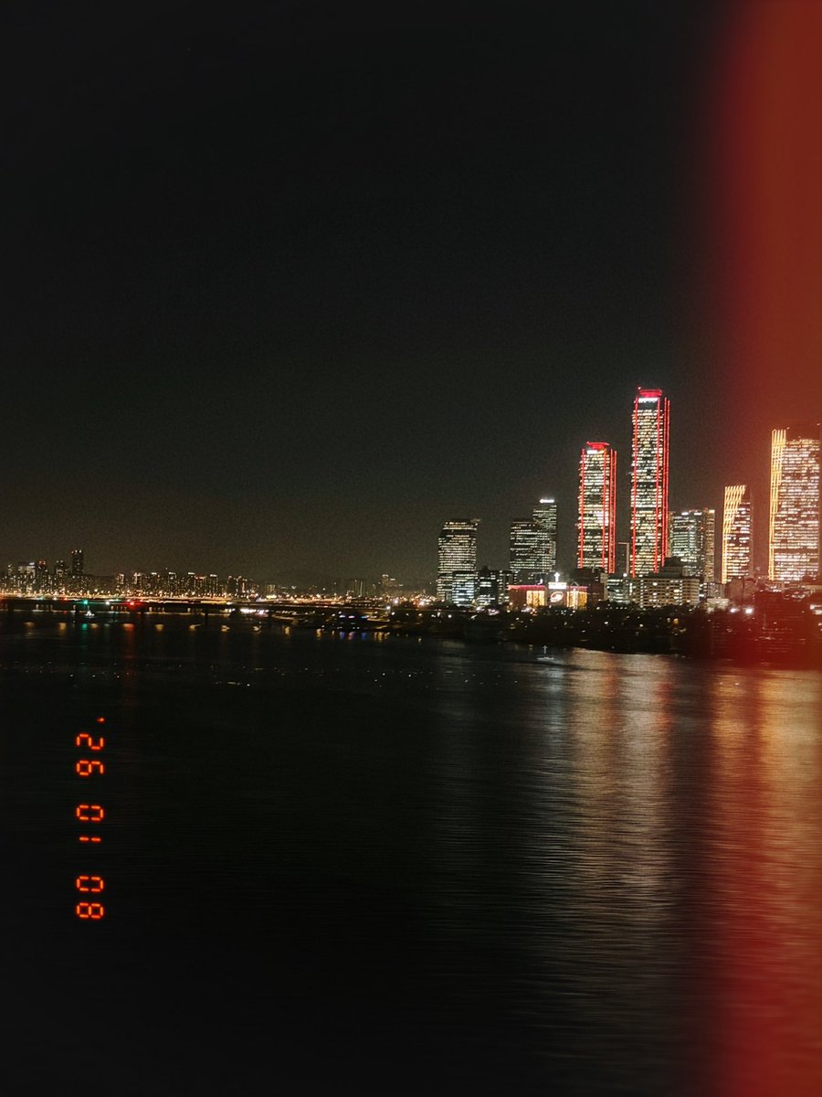 낭만가득 퇴근길
그저....네 생각뿐

밥🍚
#퇴근 #한강 #직딩