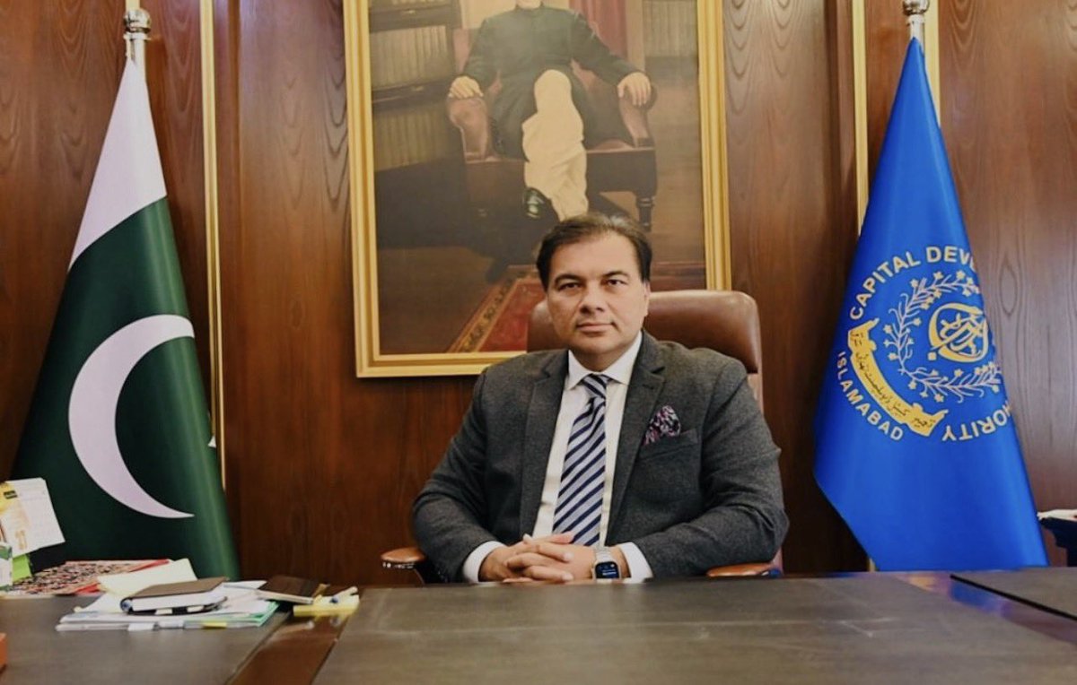 ان سے ملیے یہ ہیں چیرمین CDAمحمد علی رندھاوا ان کے دور میں اسلام آباد میں DHA آئی ۔ ان کے دور میں اسلام آباد میں درخت کاٹ کر غائب کر دئیے گئے ۔ ان کے دور میں راتوں رات انڈر پاس بھی بنے جنکا معیار بارشوں میں خود اپنی مثال بنا ۔ انہیں ان کی ان “ایماندارانہ “اور انتھک خدمات پر سرکار