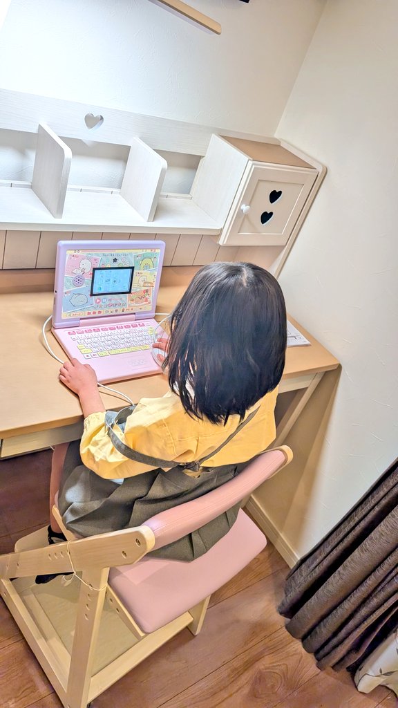 abuuuuu522's tweet image. おばぁちゃんから入学祝いの机を貰って超ご機嫌😍✨