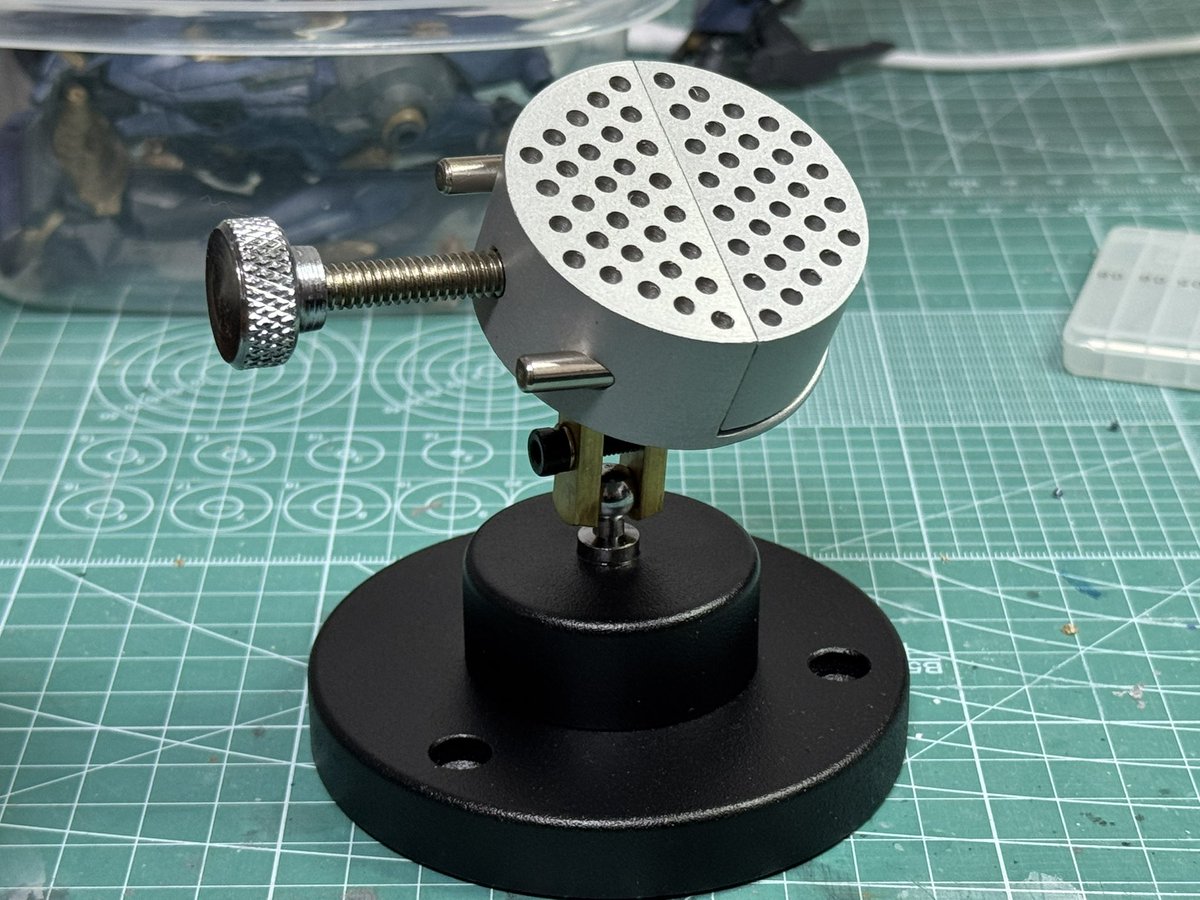 kktars_955's tweet image. プラモ上手い人が使ってる謎の台を買った