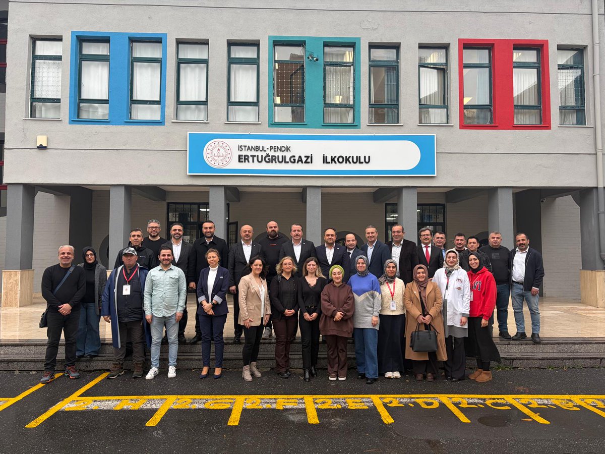 ebsistanbul4's tweet photo. Sn. Genel Başkanımız Ali Yalçın’ı, Ankara’ya gitmeden önce son görev yeri olan Pendik Ertuğrulgazi İlkokulu’nda ağırladık.
Misafir değil; bu okulun, bu odanın, bu mücadelenin ev sahibiydi.
Öğretmenler odasında söylenen her söz, paylaşılan her hatıra; sendikamızın sahadan kopmadan, emekten beslenerek büyüdüğünün bir kez daha göstergesiydi.
Eğitim-Bir-Sen, makamdan değil sınıftan konuşur.
Bu buluşma, sendikal mücadelenin hafızasının nerede başladığını ve nerede güçlendiğini yeniden hatırlattı.
Öğretmenler odası; sadece molaların değil, fikirlerin, itirazların ve umudun yeşerdiği yerdir.
Genel Başkanımızın bu duruşu, yönümüzün hep sahaya, pusulamızın hep emek ve adalet olduğunun açık bir ifadesidir.
Aynı inançla, aynı kararlılıkla yolumuza devam ediyoruz.
@_aliyalcin_ | @talatyavuz29 | @bilalduran07