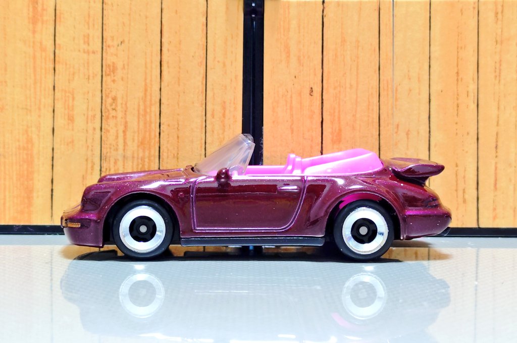 JPKIJIMAJP's tweet photo. ホットウィール の ポルシェ 911 ターボ カブリオレ です。3代目ターボモデルのオープンカー。ボディカラーはルビーレッド系。前後しっかりタンポ入りなのでフロントピラーも塗装があるともっと良くなりそう。
＃ホットウィール https://t.co/9HVr82uAKb
