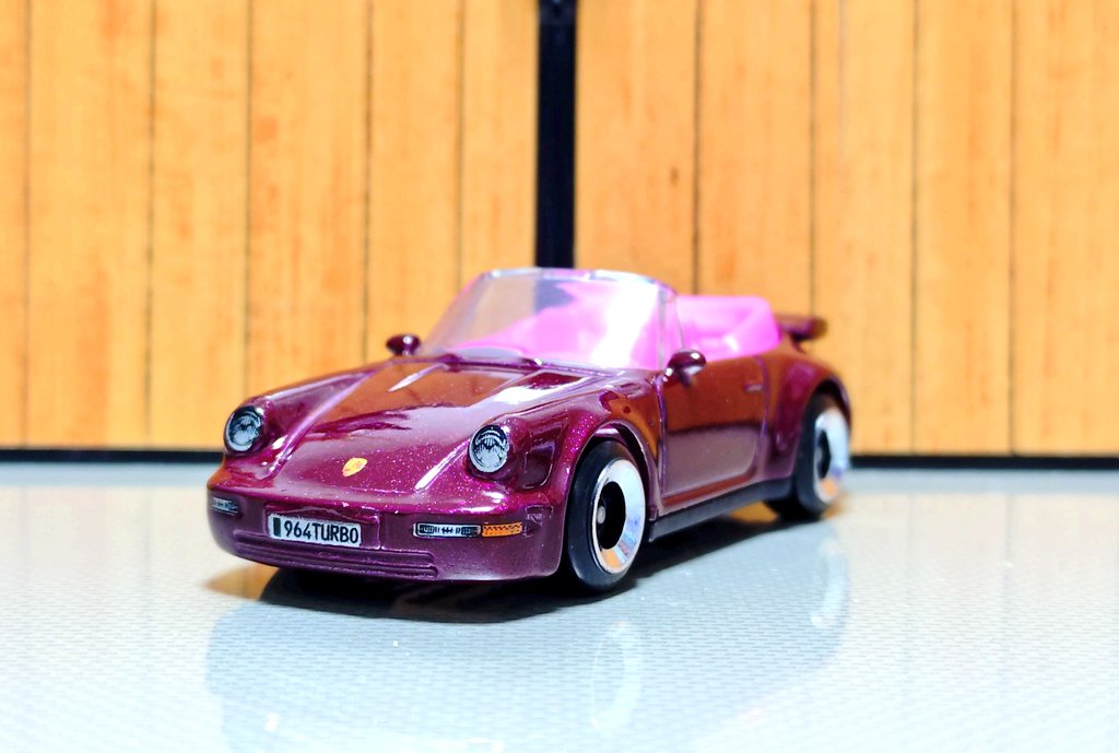 JPKIJIMAJP's tweet photo. ホットウィール の ポルシェ 911 ターボ カブリオレ です。3代目ターボモデルのオープンカー。ボディカラーはルビーレッド系。前後しっかりタンポ入りなのでフロントピラーも塗装があるともっと良くなりそう。
＃ホットウィール https://t.co/9HVr82uAKb