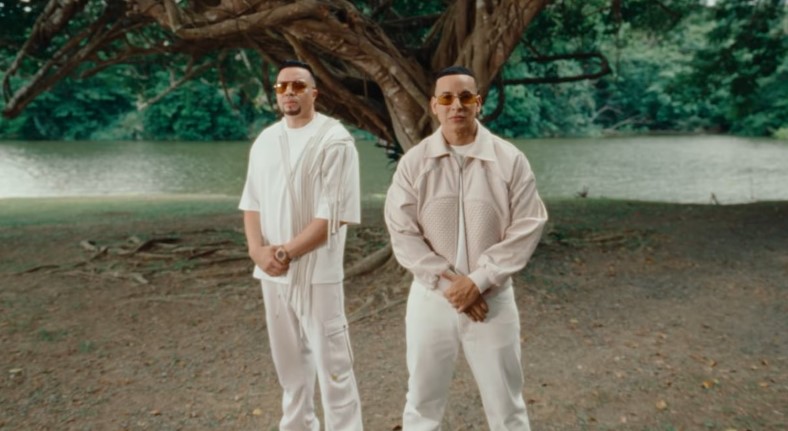 Daddy Yankee y Alex Zurdo van más allá de la música con 'ABCD'

#DaddyYankee comenzó el 2026 presentando el video oficial de #ABCD, una colaboración con el cantante cristiano #AlexZurdo

El tema hace parte de Lamento En Baile

#musicacristiana #Afrobeats

objetivoreggaeton.com/es/daddy-yanke…