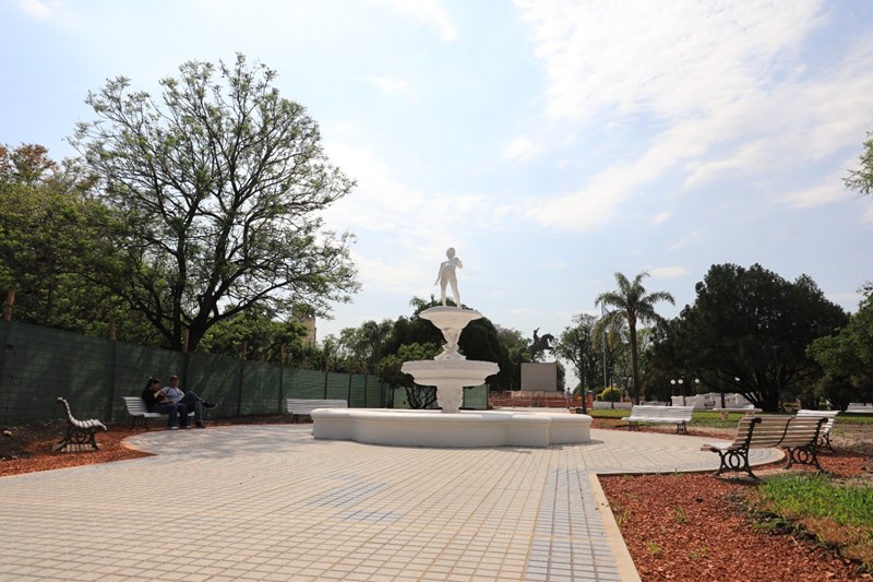 Viotti: "Estamos transformando la Plaza 25 de Mayo respetando su identidad histórica". rafaela.gob.ar/Sitio/Noticia.… #RafaelaCiudad