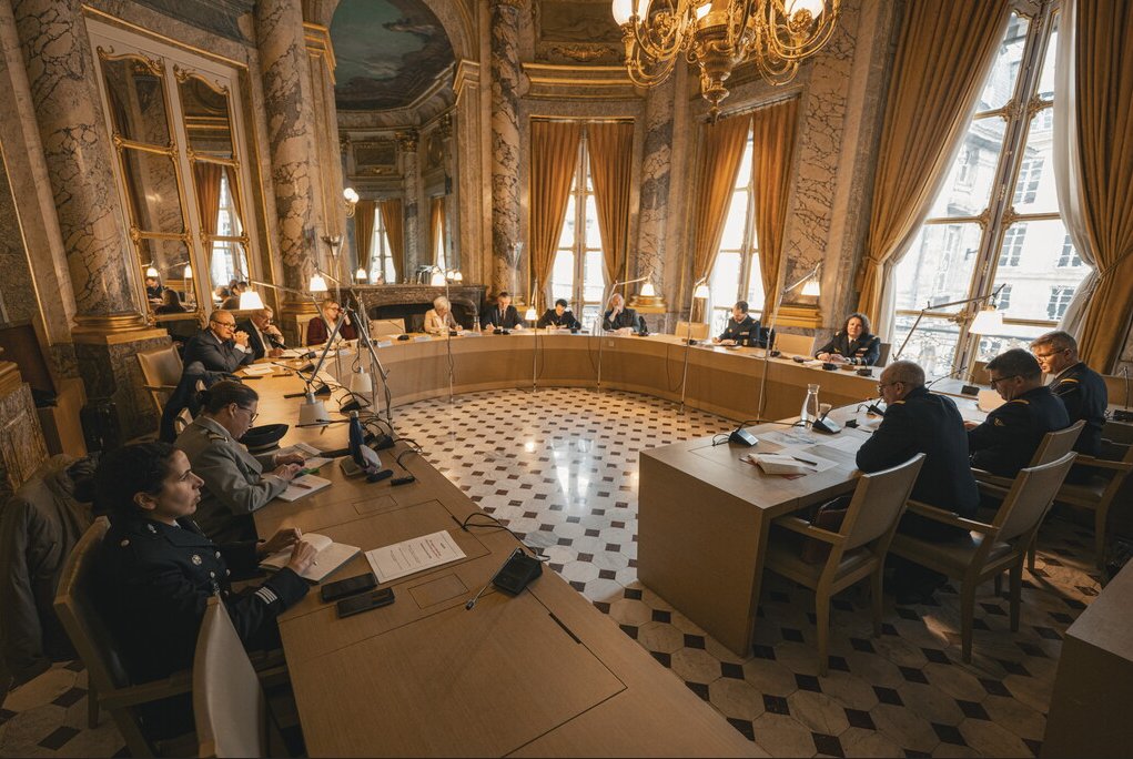 CEMM_FR's tweet photo. Le Haut Comité d’évaluation de la condition militaire (#HCECM) m’a auditionné sur le thème des « carrières dans la Marine ». Dans un contexte de durcissement des conflits, de défis sociaux et démographiques, l’adaptation des parcours est essentielle pour renforcer les compétences des marins et répondre à leurs aspirations. Pour des marins pleinement engagés dans leur mission et confiants dans le soutien de la Nation.