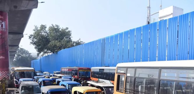 UpKiBaatNews's tweet image. चारबाग रेलवे के सामने DGS टाउन स्क्वायर  आधुनिक कमर्शियल बस टर्मिनल का निर्माण शुरू!
यह लखनऊ का चौथा आधुनिक बस टर्मिनल होगा।
 
अब तक की स्थिति 👇
1️⃣ आलमबाग – पूर्ण
2️⃣ विभूति खंड – निर्माणाधीन
3️⃣ अमौसी – जल्द शुरू होगा
#Lucknow #BusAdda #infrastructure