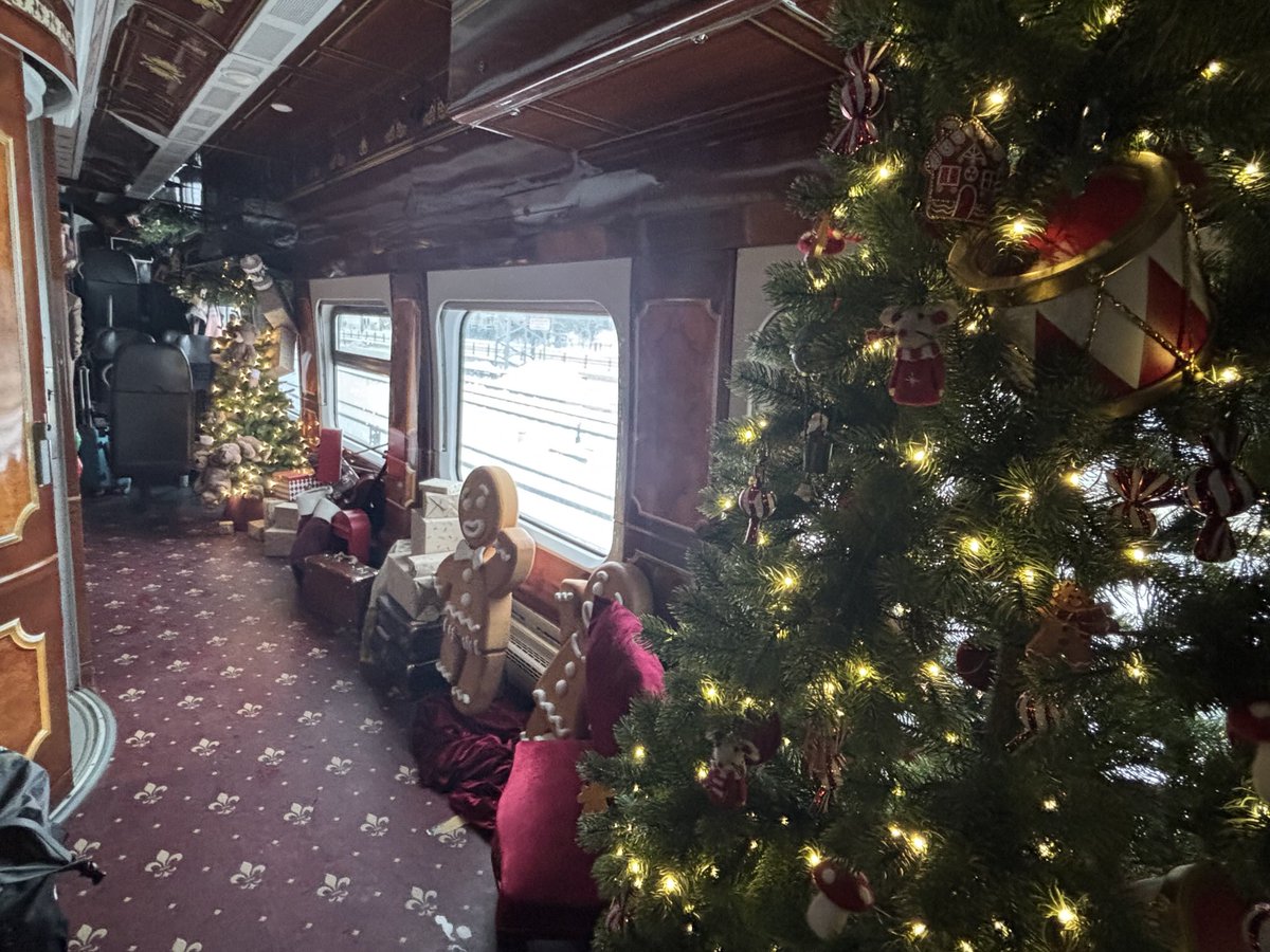 pneumannberlin's tweet photo. Es gibt ihn wirklich: der wundersame Weihnachtszug der litauischen Bahn #LTGLink fährt heute wieder von #Vilnius nach #Mockava. Ich frage mich, wie lange die Deko in einem deutschen Regionalzug überleben würde. https://t.co/ajfymuWHL0