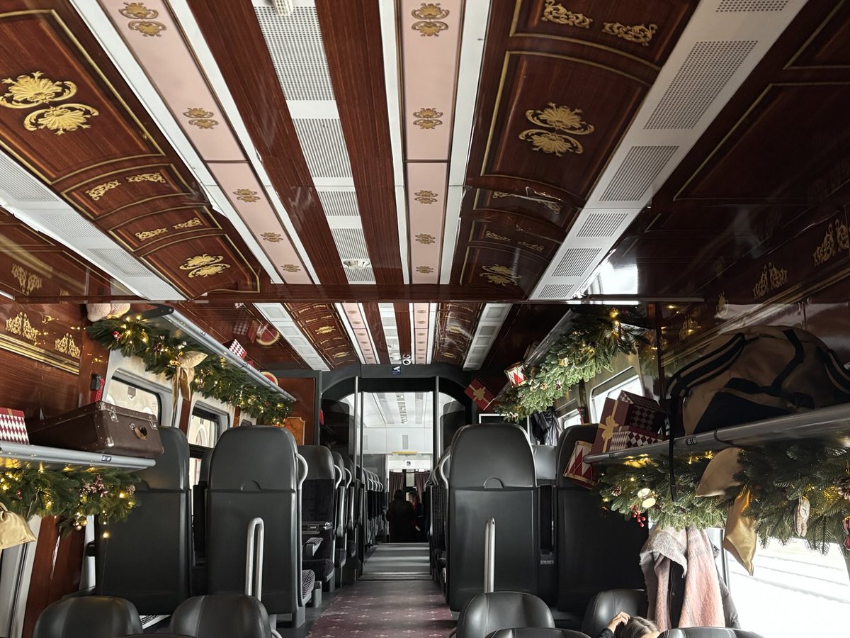 pneumannberlin's tweet photo. Es gibt ihn wirklich: der wundersame Weihnachtszug der litauischen Bahn #LTGLink fährt heute wieder von #Vilnius nach #Mockava. Ich frage mich, wie lange die Deko in einem deutschen Regionalzug überleben würde. https://t.co/ajfymuWHL0