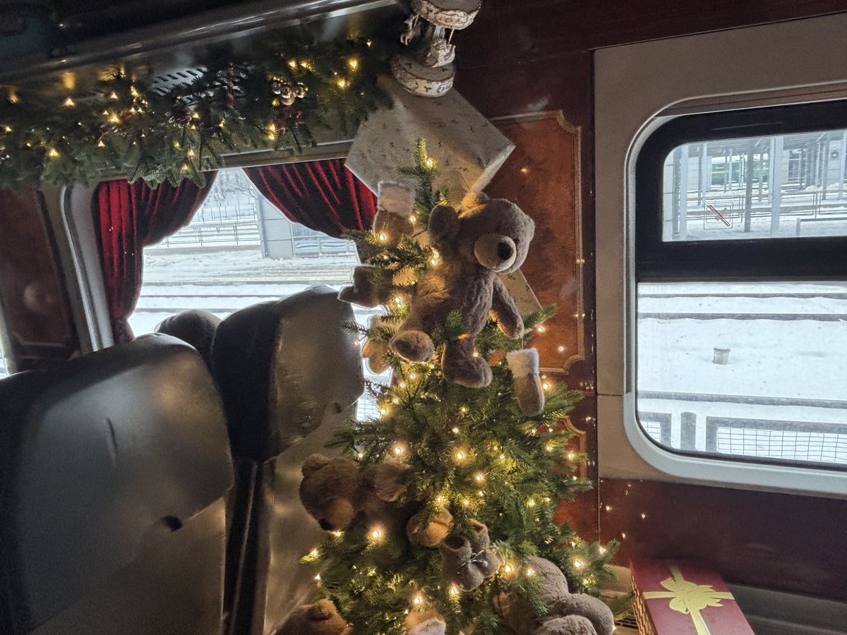 pneumannberlin's tweet photo. Es gibt ihn wirklich: der wundersame Weihnachtszug der litauischen Bahn #LTGLink fährt heute wieder von #Vilnius nach #Mockava. Ich frage mich, wie lange die Deko in einem deutschen Regionalzug überleben würde. https://t.co/ajfymuWHL0